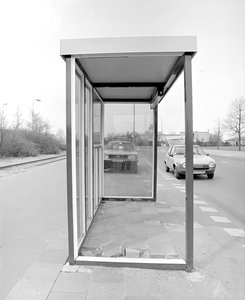 882343 Afbeelding van een abri bij de Halte Kernweg van stadsbus lijn 14 op de Atoomweg te Utrecht.